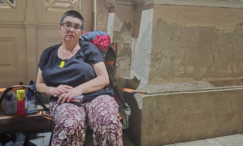 Posle četiri dana bez odgovora, Kristina Demeter Filipčev prvu noć provodi ispred Opštine Bečej, dok u pojedinim kancelarijama i dalje gore svetla