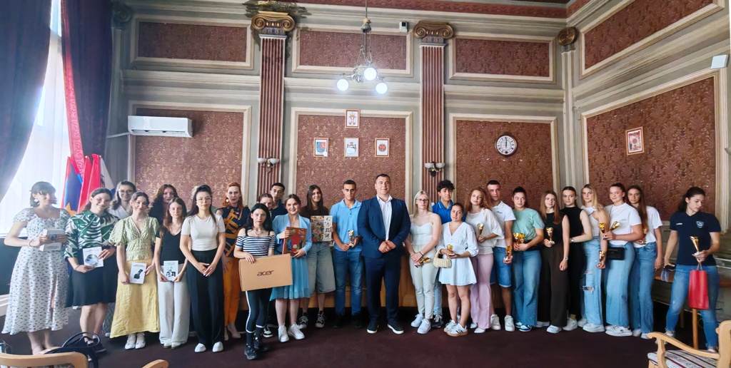 Najuspešnijim srednjoškolcima iz Bečeja uručena priznanja i nagrade