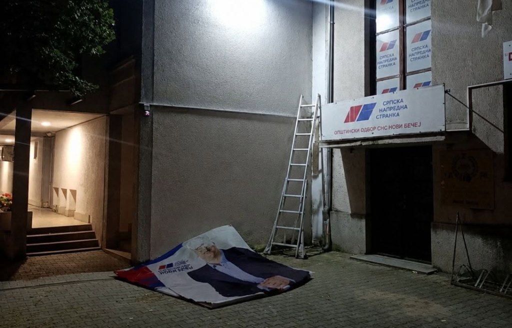 Objavljena fotografija banera sa likom Aleksandra Vučića na zemlji ispred prostorija SNS-a u Novom Bečeju