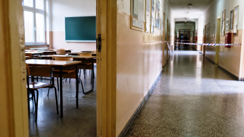 Masovne dojave o bombama ponovo stigle školama širom Srbije, evakuisani i učenici u pojedinim školama u Bečeju i Novom Bečeju