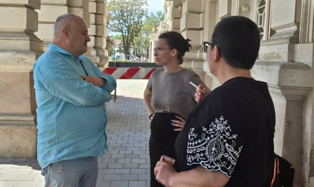Treći dan protesta u Bečeju: Kristina Demeter Filipčev nastavlja štrajk glađu, Iva Hromiš uz nju u borbi – „Ne tražimo privilegije, već ista prava za svu decu“