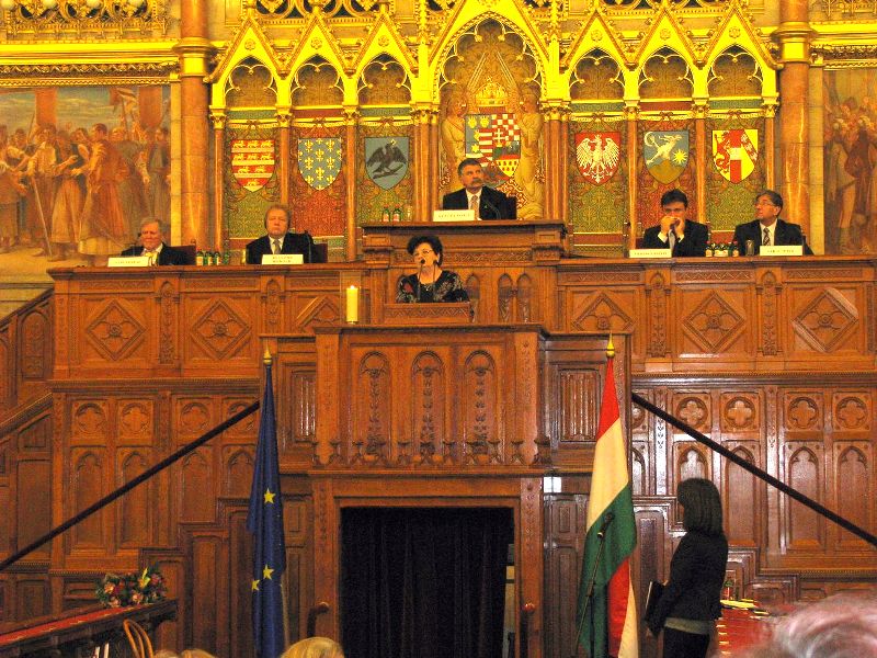 Julia Teleki za govornicom u parlamentu Mađarske